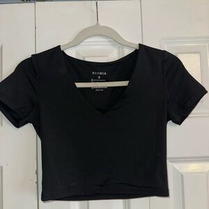 ReoRia Women's Classic Black V-Neck Crop Top